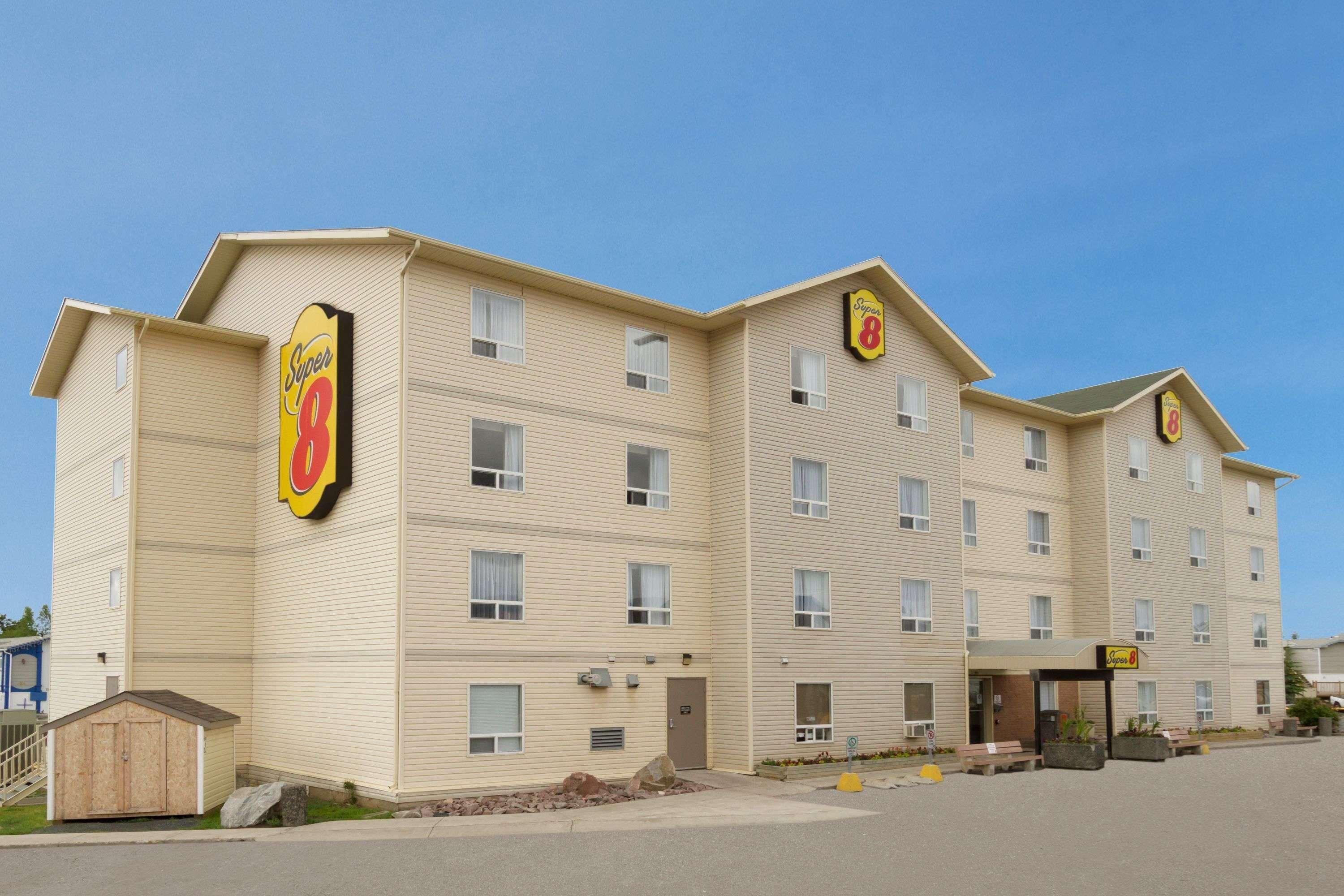 Super 8 By Wyndham Yellowknife Esterno foto