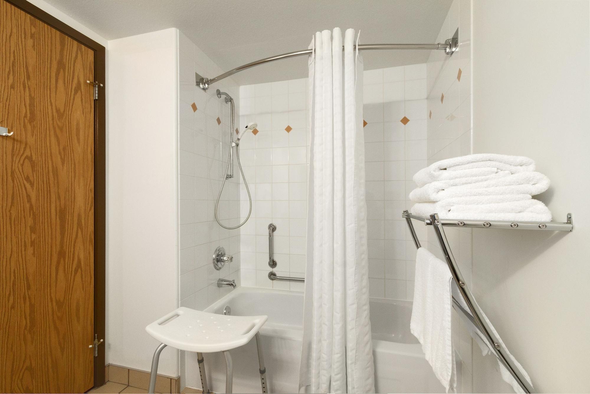 Super 8 By Wyndham Yellowknife Esterno foto