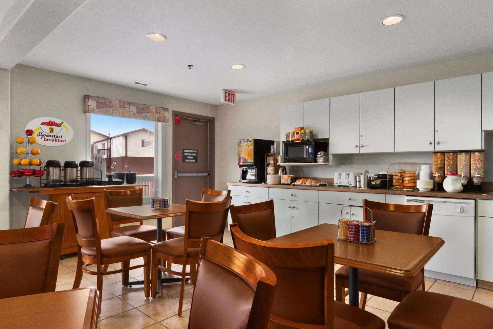 Super 8 By Wyndham Yellowknife Esterno foto